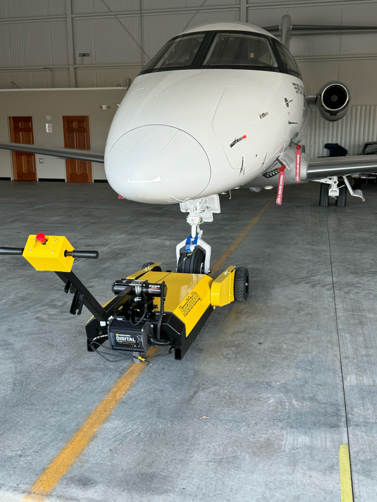 AircraftCaddy Easily Maneuvers Planes in Tight Hangars